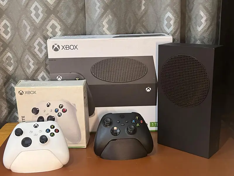 Xbox Series S Carbon Black 1TB | 2 Controllers | Box Pack